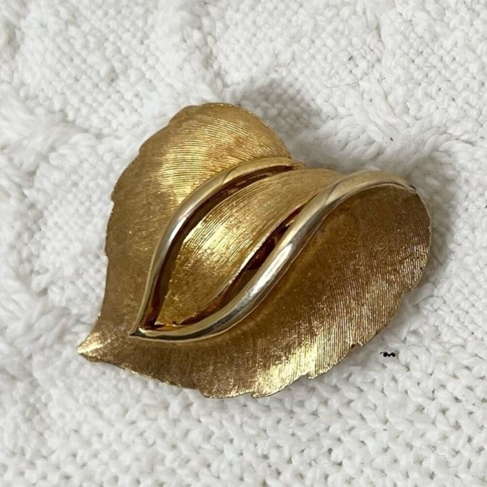 90s Vintage Jonette Jewelry Brooch Brushed Gold Tone Large Leaf Pin